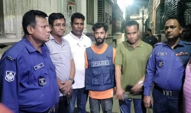 পুলিশ সদস্যের ছিনতাই হওয়া অস্ত্র উদ্ধার, গ্রেপ্তার ৩